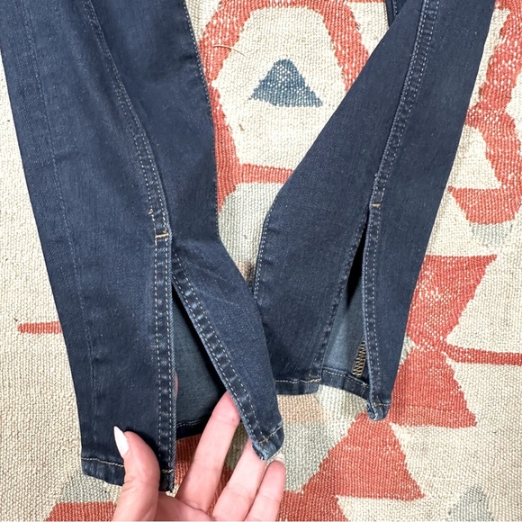 Frame | Le High Skinny High Waist Jean in Longstreet Dark Denim with front slit - Picture 7 of 9